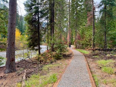 The trail along the Entiat River